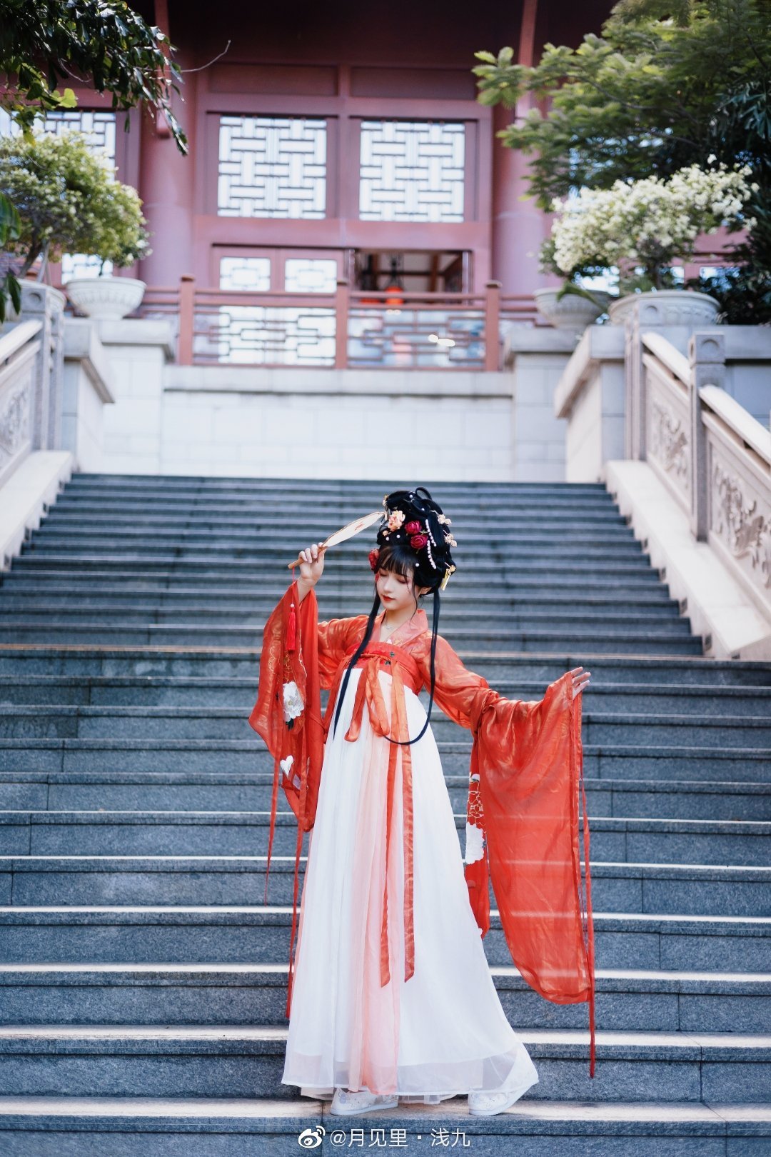 [汉服]云想衣裳花想容， 春风拂槛露华浓。@月见里·浅九 第2张