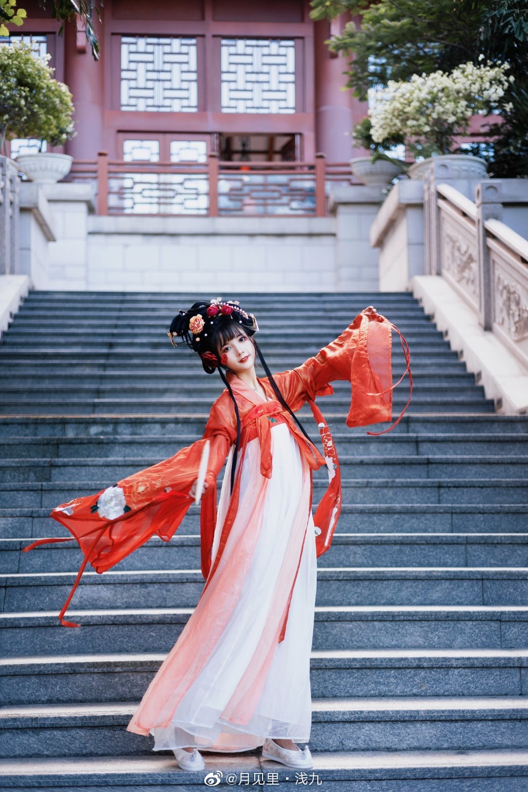 [汉服]云想衣裳花想容， 春风拂槛露华浓。@月见里·浅九 第3张