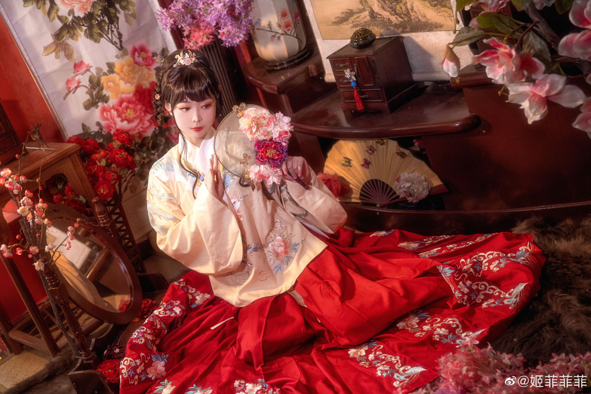 汉服 岁岁皆欢愉，年年皆胜意。@姬菲菲菲 | 姬菲菲菲cos岁岁皆欢愉，年年皆胜意。-coser家，cosplay爱好者，二次元聚集地，动漫文化，新番资讯，ACG，Coser展示