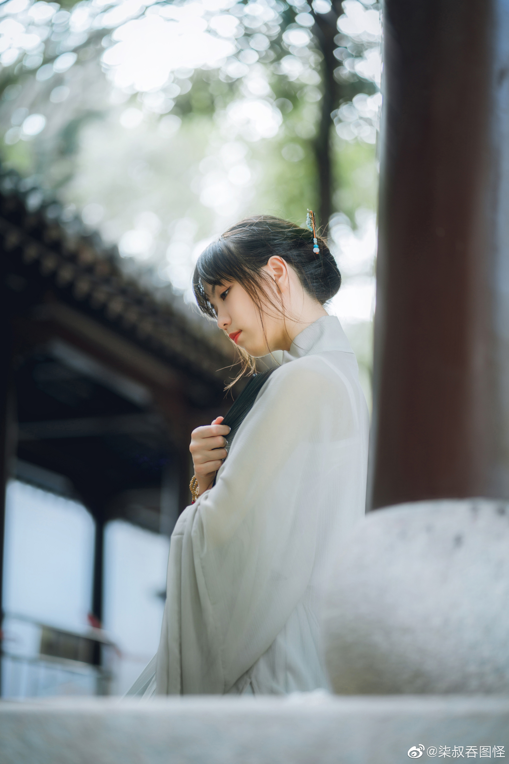 春宵折旧几多愁,花影倚窗人倚楼。@一只陶瓷碗_ 第2张