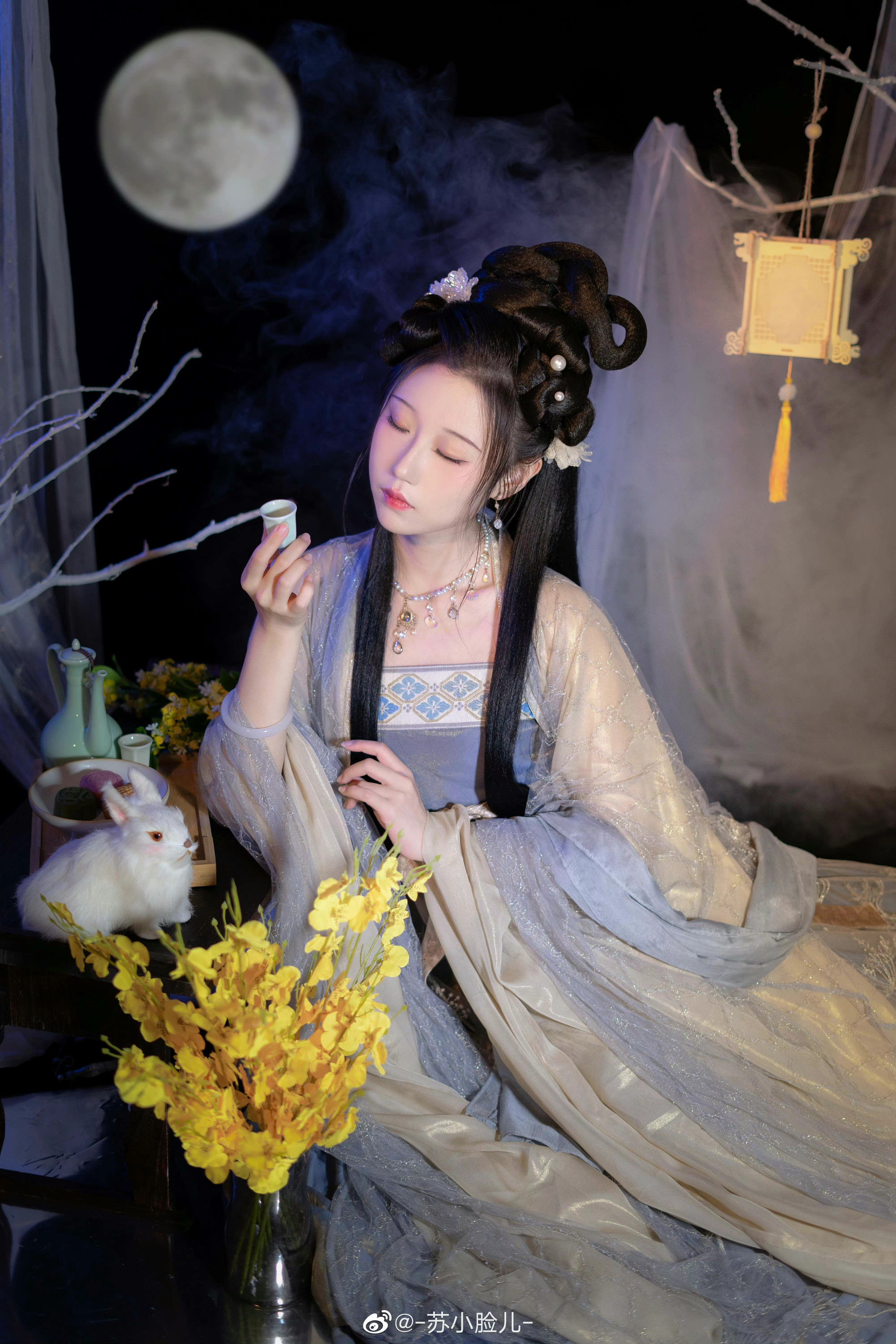 汉服写真 皓魄当空宝镜升,云间仙籁寂无声@-苏小脸儿- 第2张