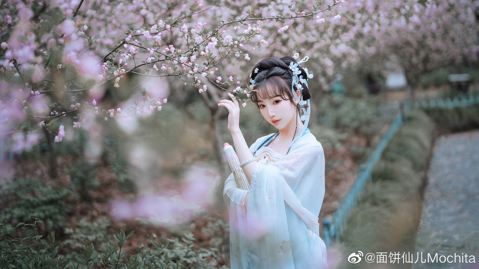 汉服 海棠花开绽放，是因为微雨降世 微雨跌落尘埃，是为了海棠而来@面饼仙儿Mochita 第2张