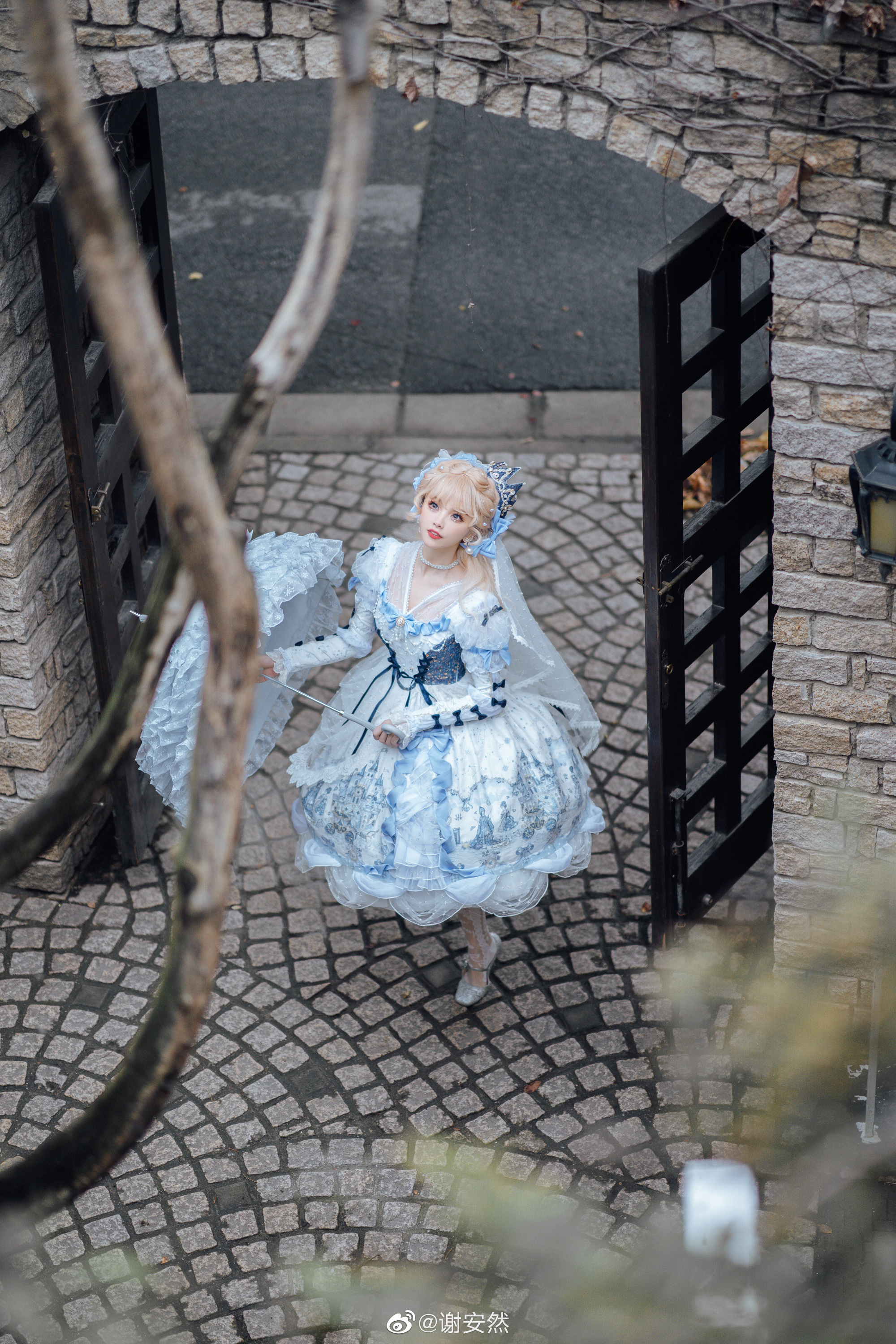 LOLITA 洋伞乘着风儿 将我带向云端的城堡@谢安然 第2张